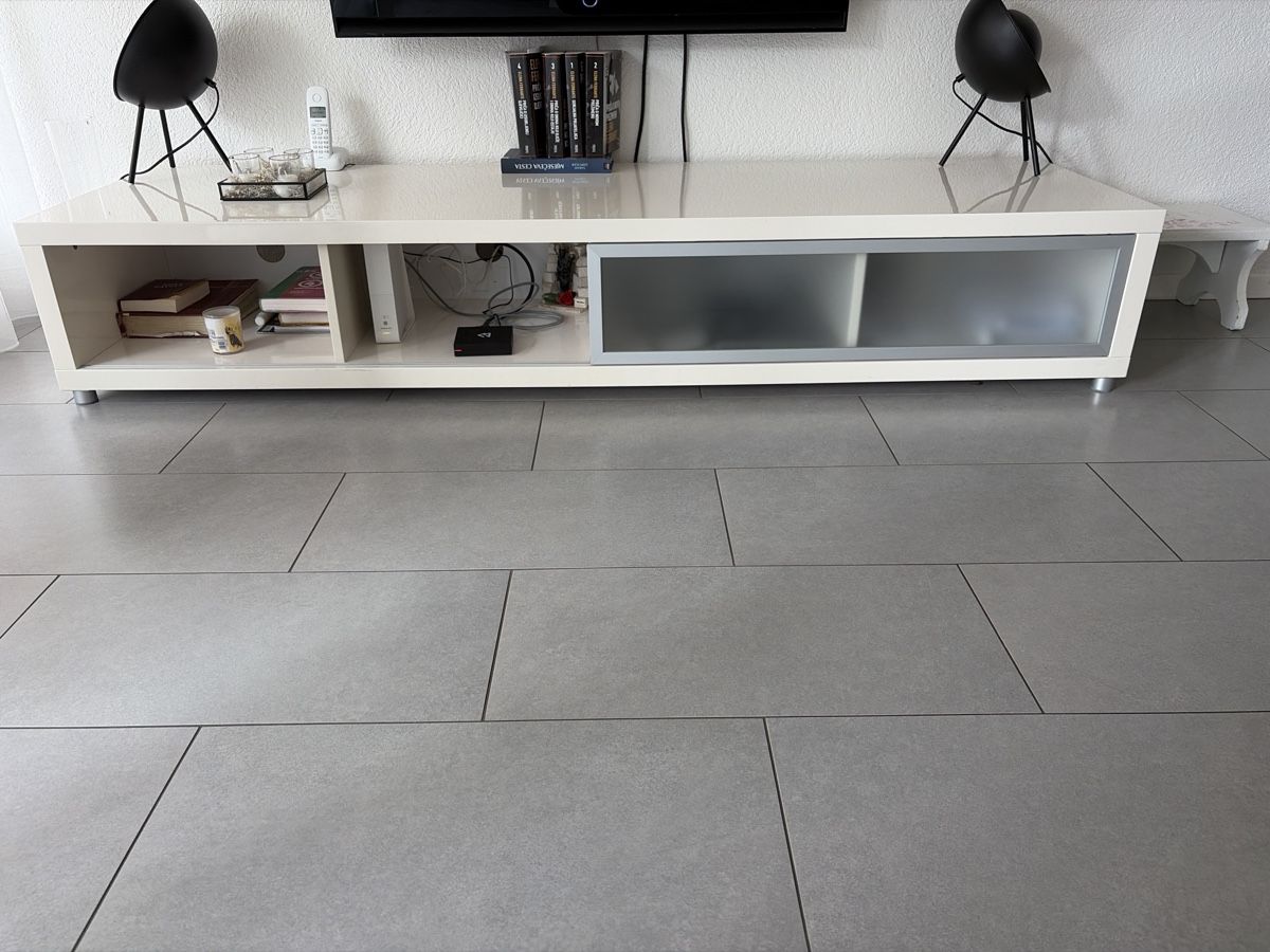 Interio TV Möbel: INTERIO TV-Lowboard weiss Hochglanz mit Glasfront  – Gebraucht aus Ostermundigen von BestPrice_3072 1