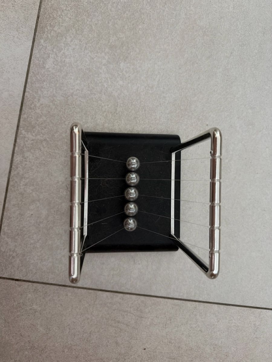 Giocattoli: Newton's Cradle small black base metal frame 5 balls – Usato da Martigny venduto da Jacoosh1234 2