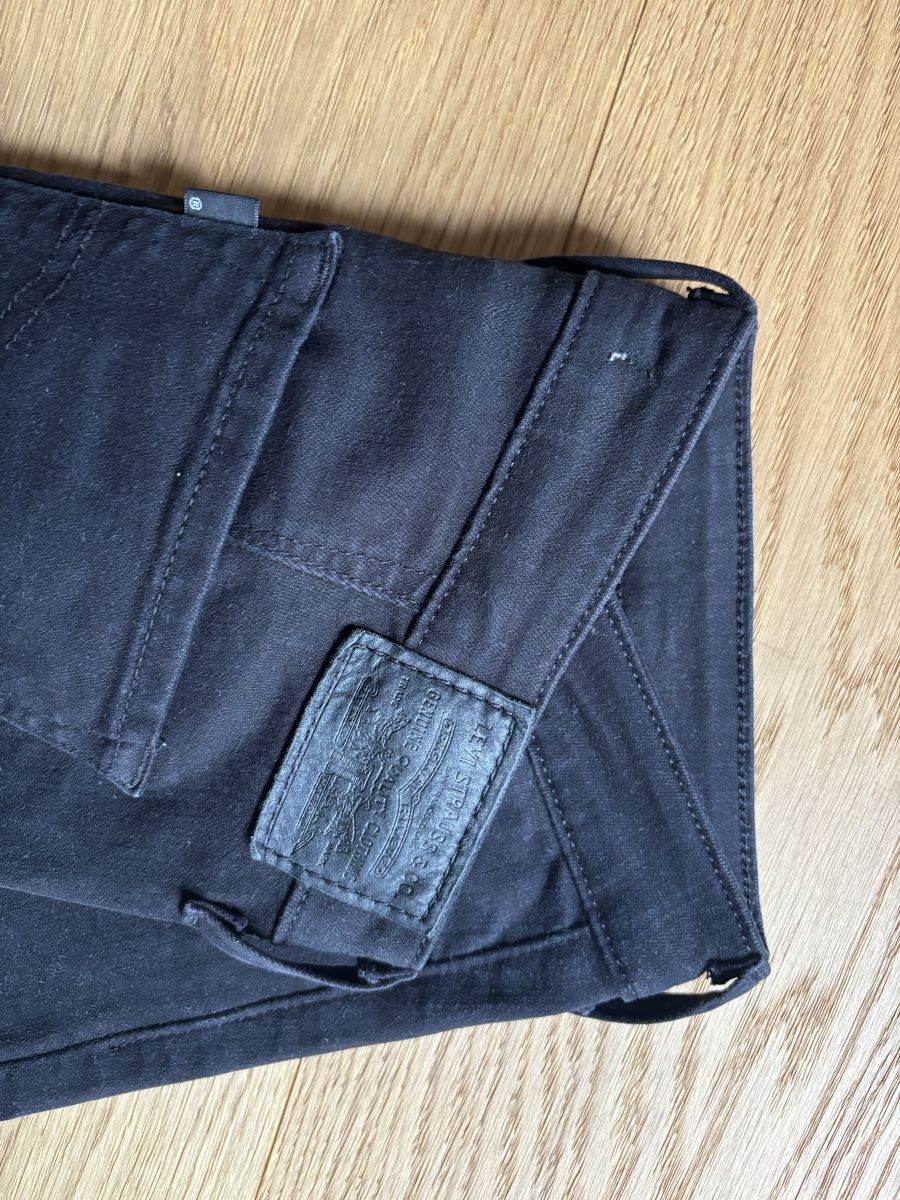 Levi's Jeans: Schwarze Levi's Jeans – Usato da Luzern venduto da Joeselling 2