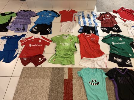 Fussball Trikots und Hosen Paket. Gr. 116-152. 