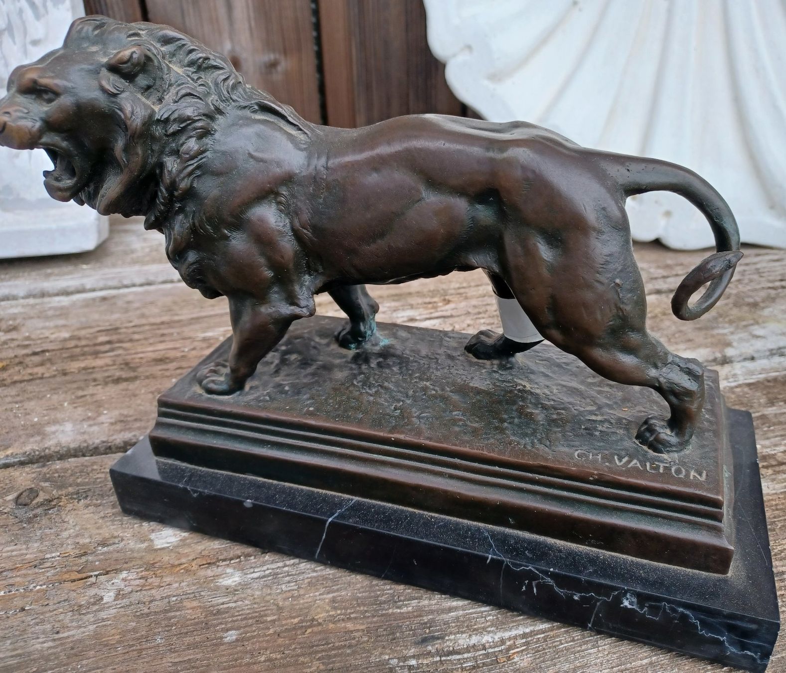 Figuren: Bronze Löwe auf Marmorsockel – Gebraucht aus Wangen a.Aare von Schneckenparadies