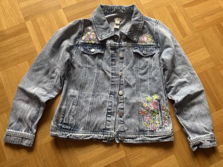 Jeansjacke mit Blumenstickerei, Grösse 148