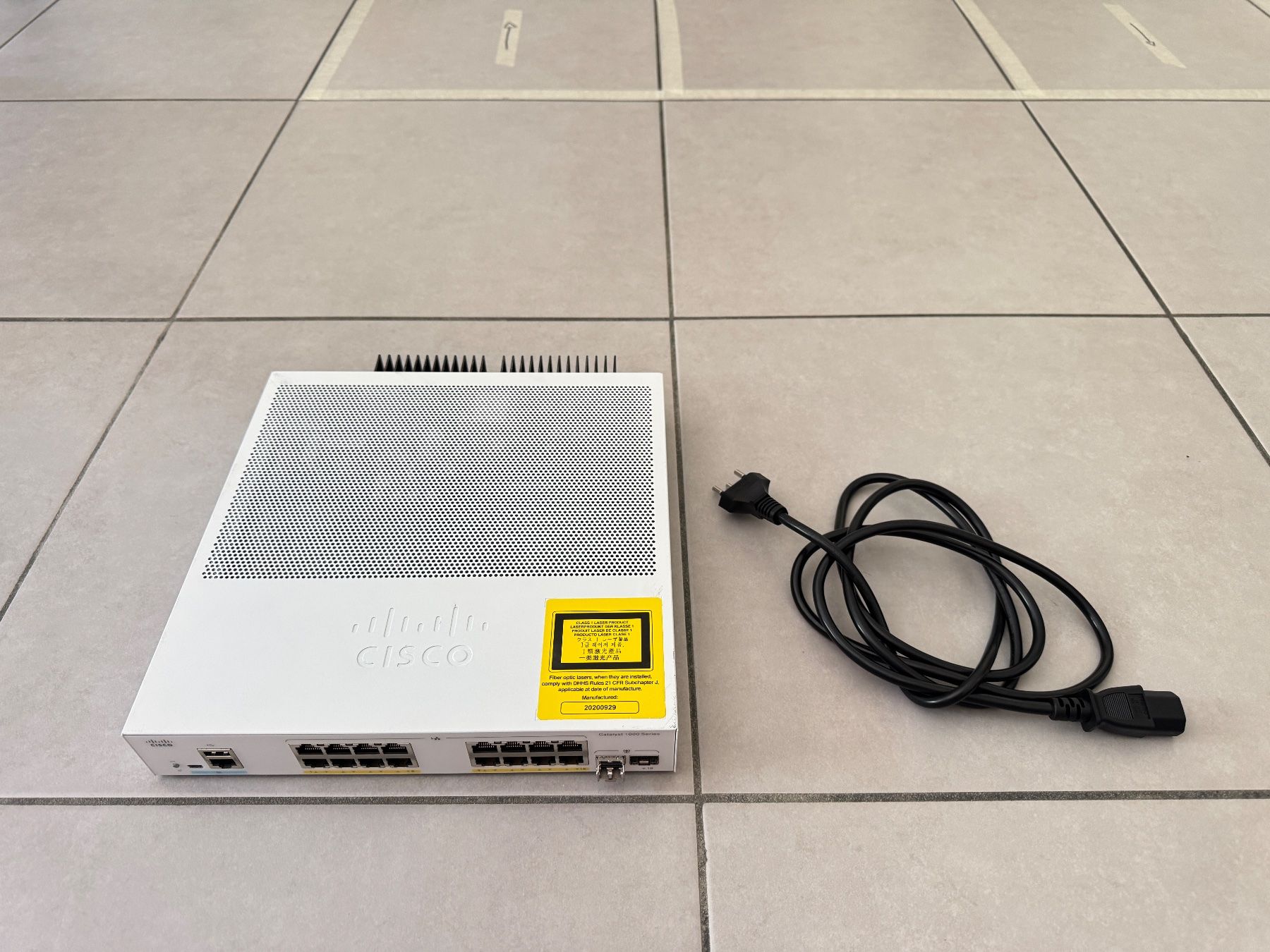 Cisco Hub & Switch: Cisco Catalyst C1000-16P-2G-L Switch professionnel PoE+ – Usato da Geneve venduto da iBest 1