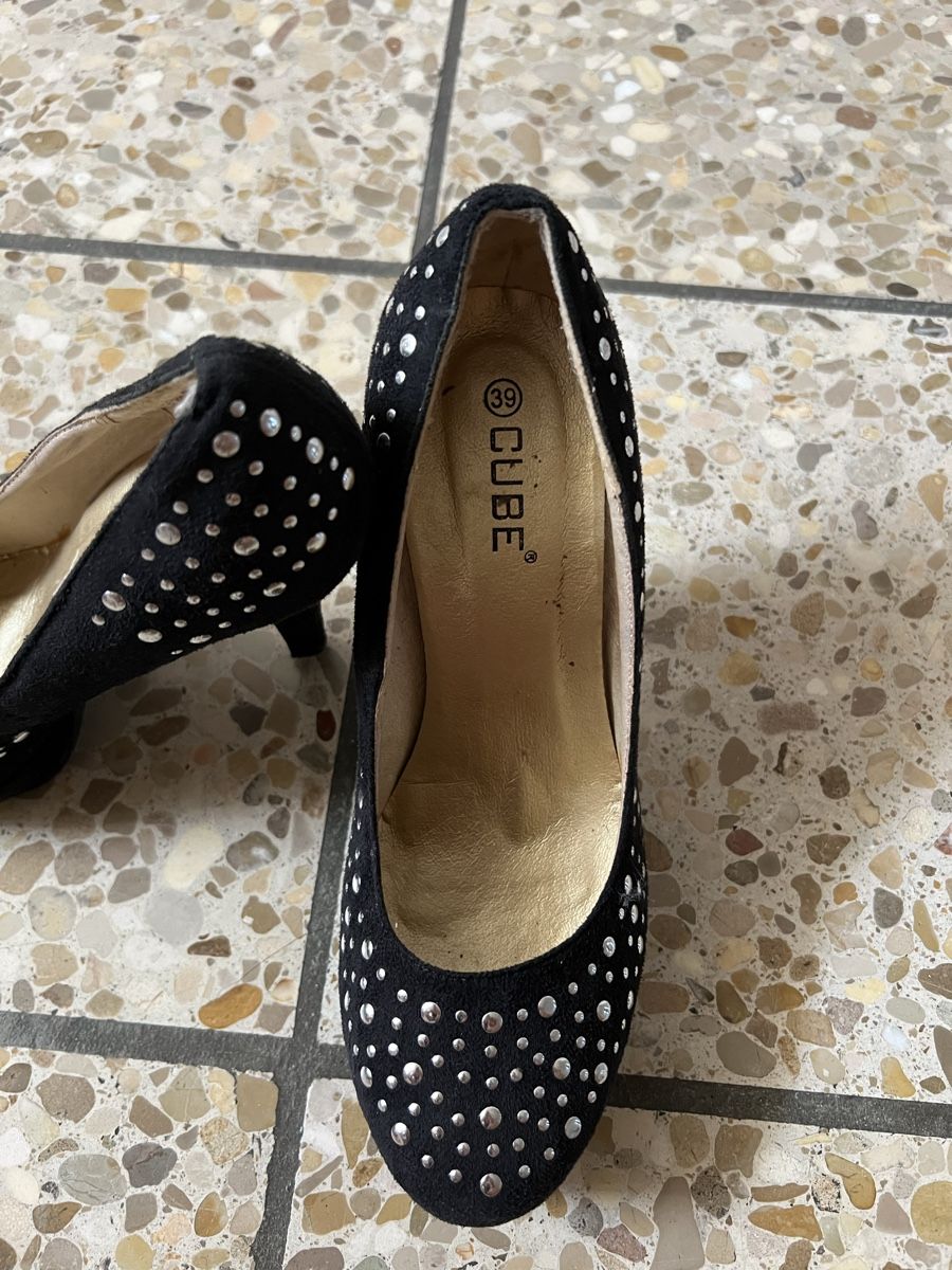 Cube Scarpe da donna: Schwarze Nieten High Heels Gr. 39 – Usato da Bad Zurzach venduto da Heugumper7 1