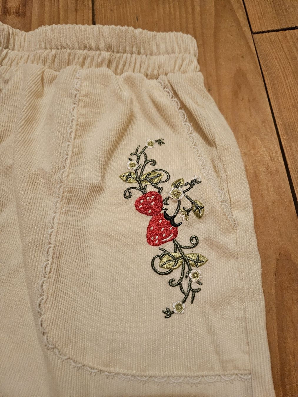 Pantaloni: Short d'été brodé fraises, taille L - – Nuovo (secondo la descrizione) da Mühleberg venduto da Eliboub 2