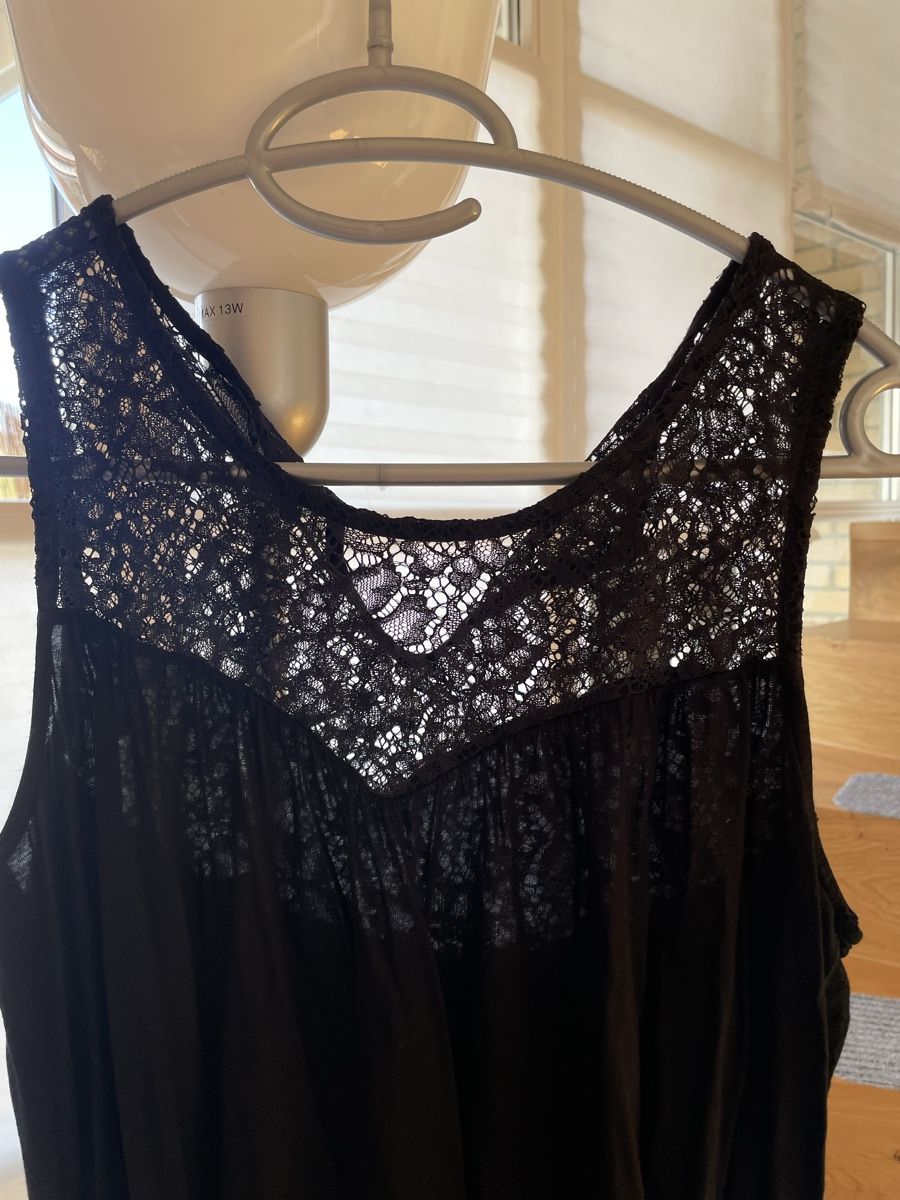Top: Schwarzes Top mit Spitze, Grösse M – Usato da Aristau venduto da cherry-berry 1