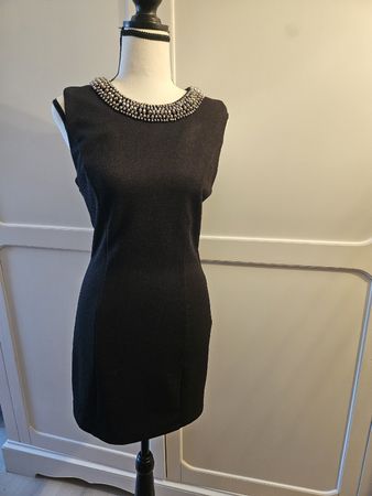 Elegantes, kleines Schwarzes mit Perlenkragen, Grösse 34