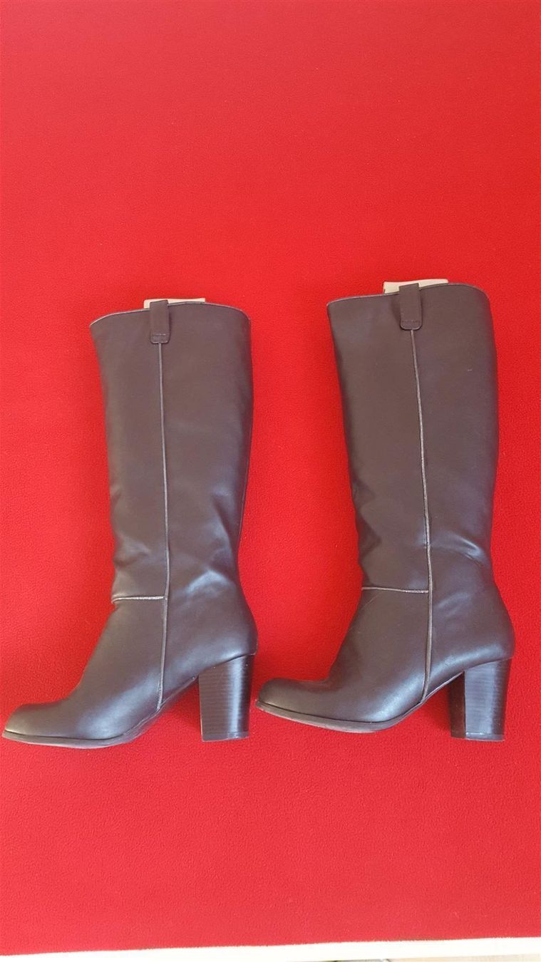 Scarpe da donna: Bequeme Stiefel mit weitem Schaft – Usato da Winterberg ZH venduto da Gemini63 1