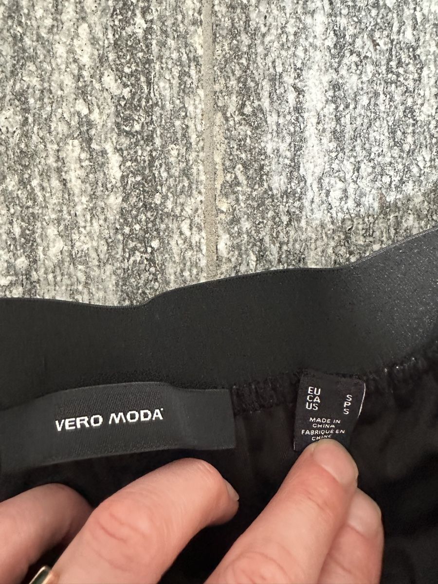Vero Moda Pantaloni: Vero Moda Black Pleated Culottes Size S - Perfect for Spring – Usato da Sementina venduto da NinaDel 4