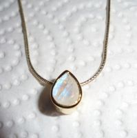 Echtschmuck: Silberanhänger Regenbogen-Mondstein, vergoldet