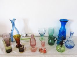 Konvolut farbiges Glas,   Altes & Neues aus Glas
