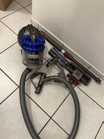 Dyson Staubsauger mit verschiedenen Aufsätze