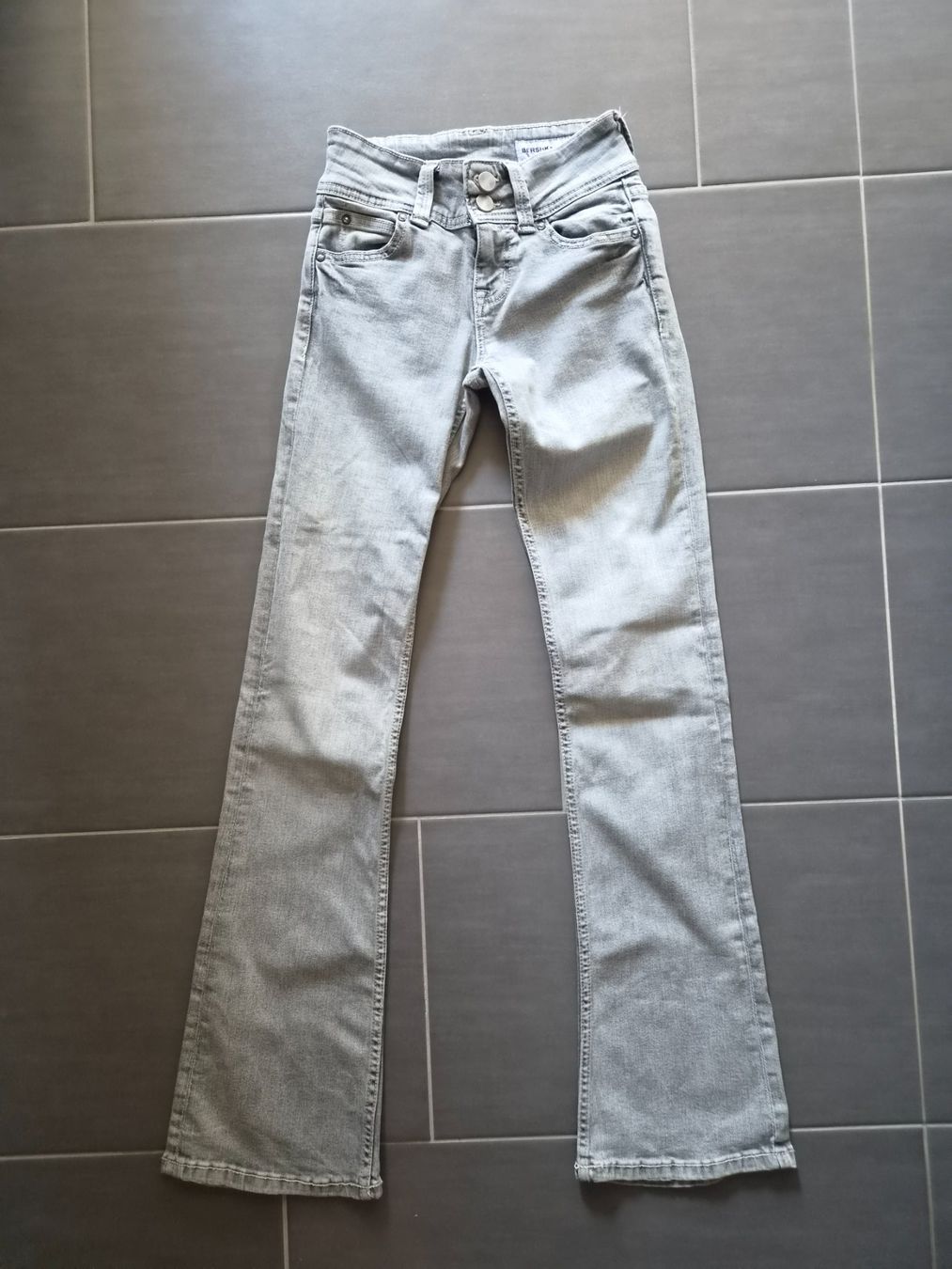 Bershka Jeans: Bershka Flared Jeans Grösse 32 – Gebraucht aus Bülach von onkyo