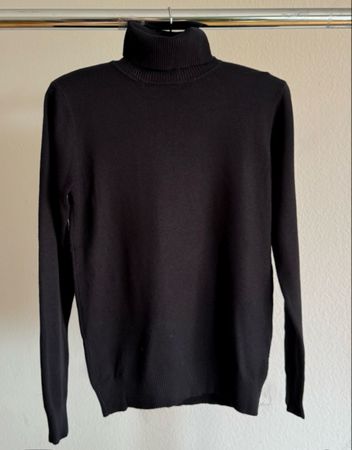 Weicher Pullover mit Stehkragen aus einem Viskose-Mix. 