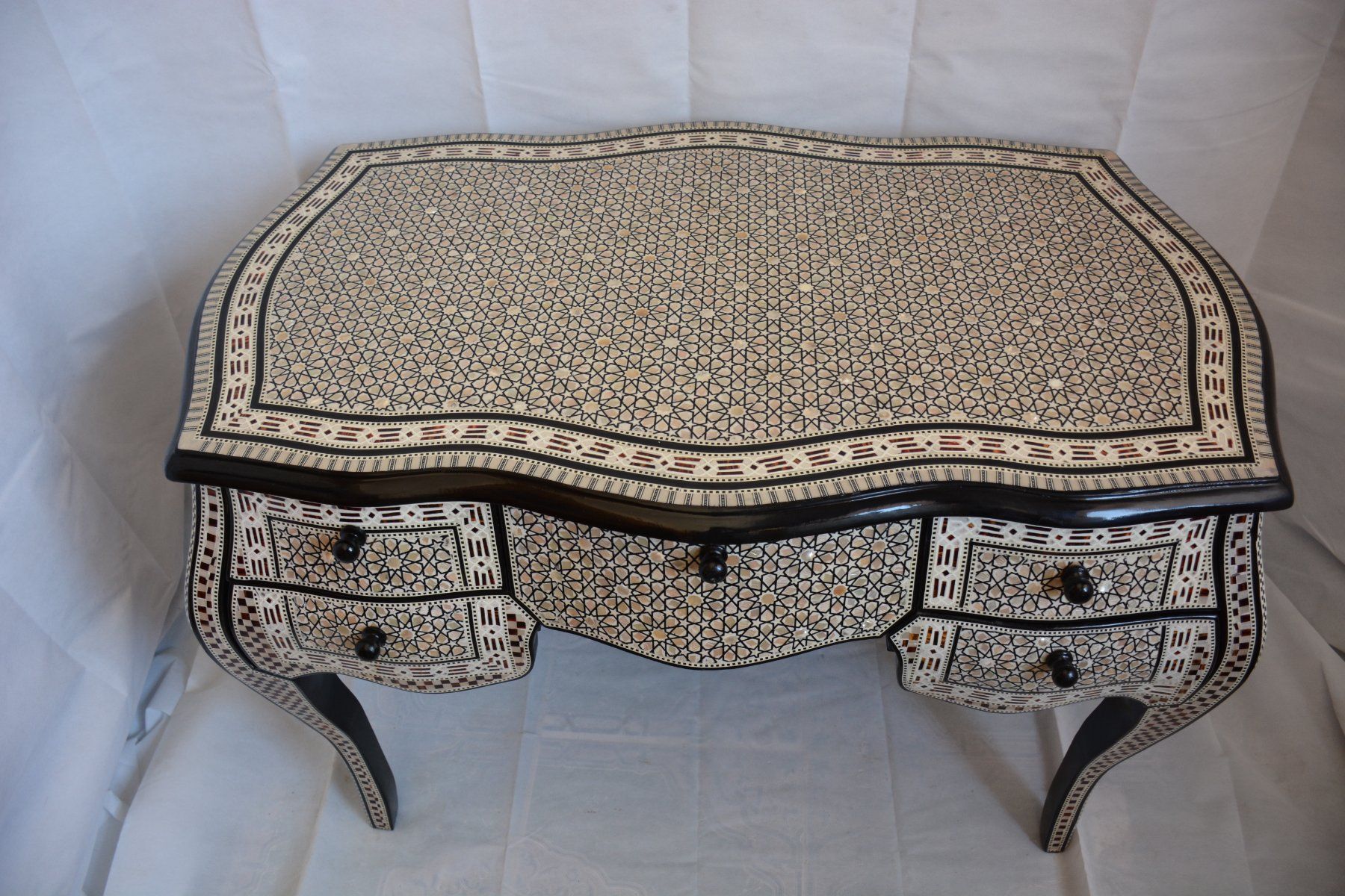 Scrivanie: Bureau nacrée  de style Louis XV. – Usato da geneve venduto da louisart 3