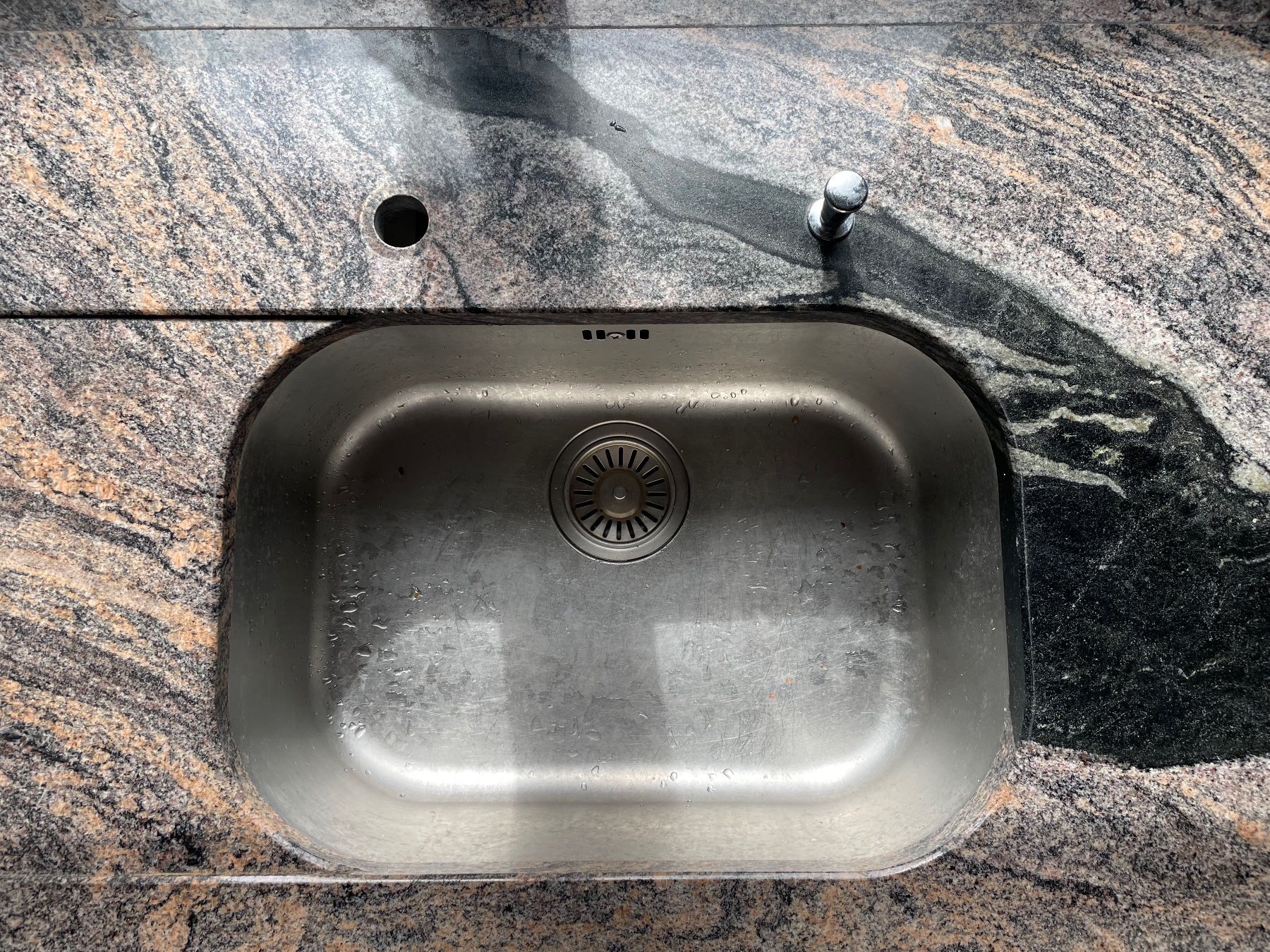 Spülbecken & Waschbecken: Naturstein Küchenabdeckung mit Spülbecken gebraucht – Gebraucht aus Riehen von KochVerkauf 3