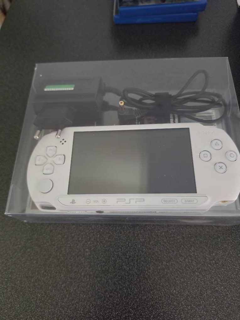 Sony Console: Console Psp et 2 jeux. – Usato da Eysins venduto da TahisarangGamesTCG 2