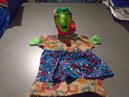 Puppentheaterfigur Hexe, grünes Gesicht, farbig