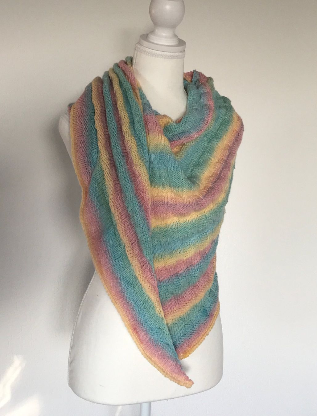 Foulard & Sciarpe: Dreiecktuch - pastell - Handarbeit – Nuovo e nell'imballaggio originale da Riniken venduto da KreativImKopf
