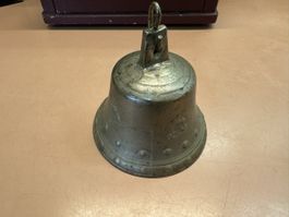 Schöne Glocke mit Gravuren , ohne Riemen .
