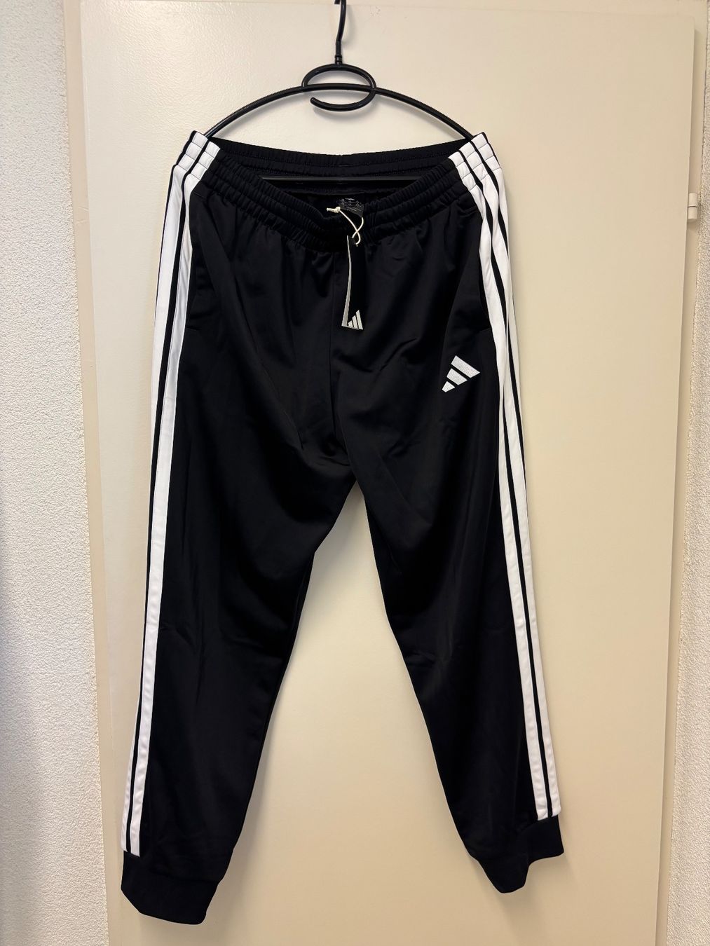 Adidas Hosen: Adidas Trainingshose – Neu und originalverpackt aus Zürich von mc__2kll