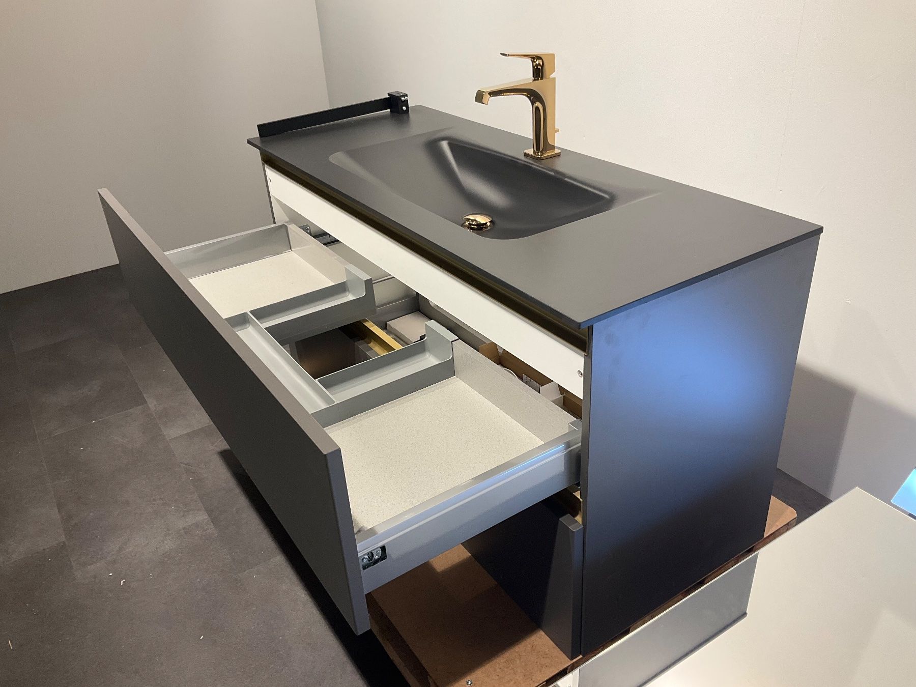 Mobili per bagno: 067 Badmöbelkombination, grau/schwarz, 120cm – Nuovo (secondo la descrizione) da Derendingen venduto da Meisterstuecke 3