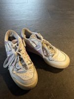 Stark getragene Adidas Sneaker