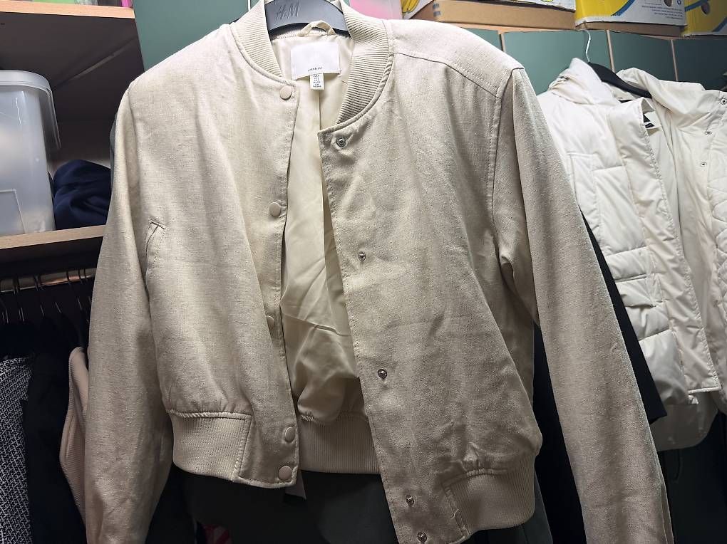 Jacken: H&M LINEN BLEND BOMBERJACKE – Gebraucht aus Märstetten von sha_9p7c