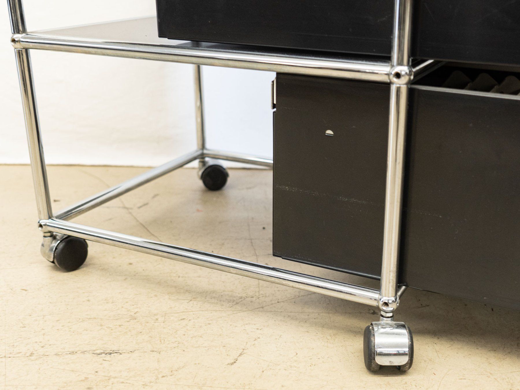 USM Banconi: USM Rollcontainer - 3 Schubladen, auf Rollen - Ref. 06/37 – Usato da Au ZH venduto da BrockiAu 7