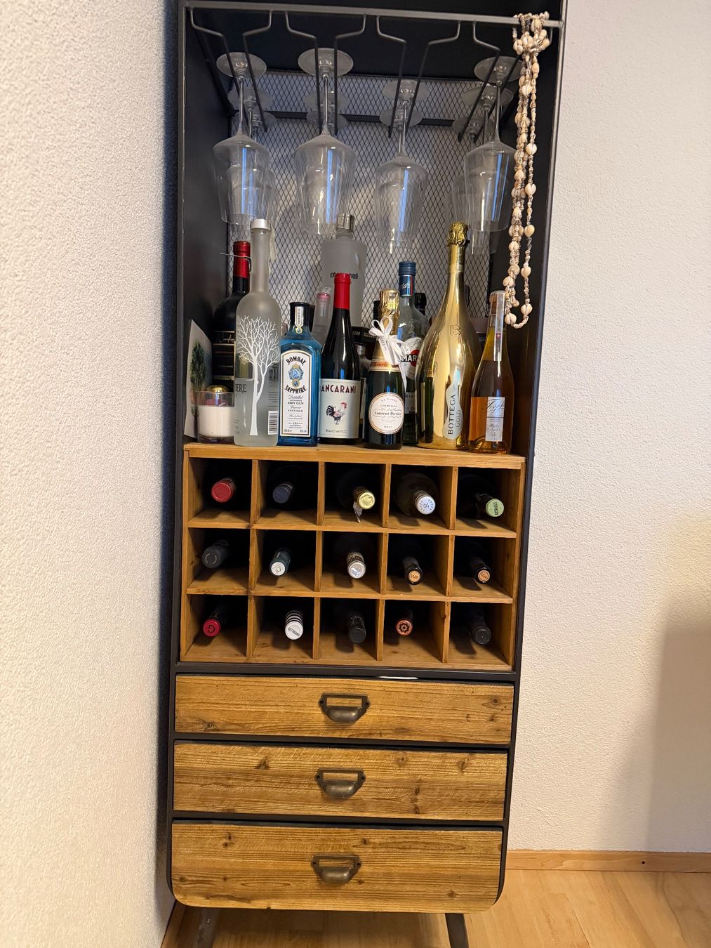 Kare Scaffali: Weinregal Designer Stück inkl. Gläser – Usato da Wettingen venduto da Fitoria