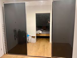Moderner Zeitloser Kleiderschrank