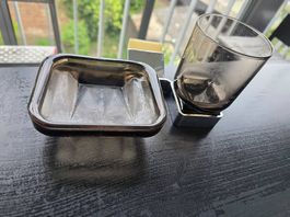Glas und Seifenhalter