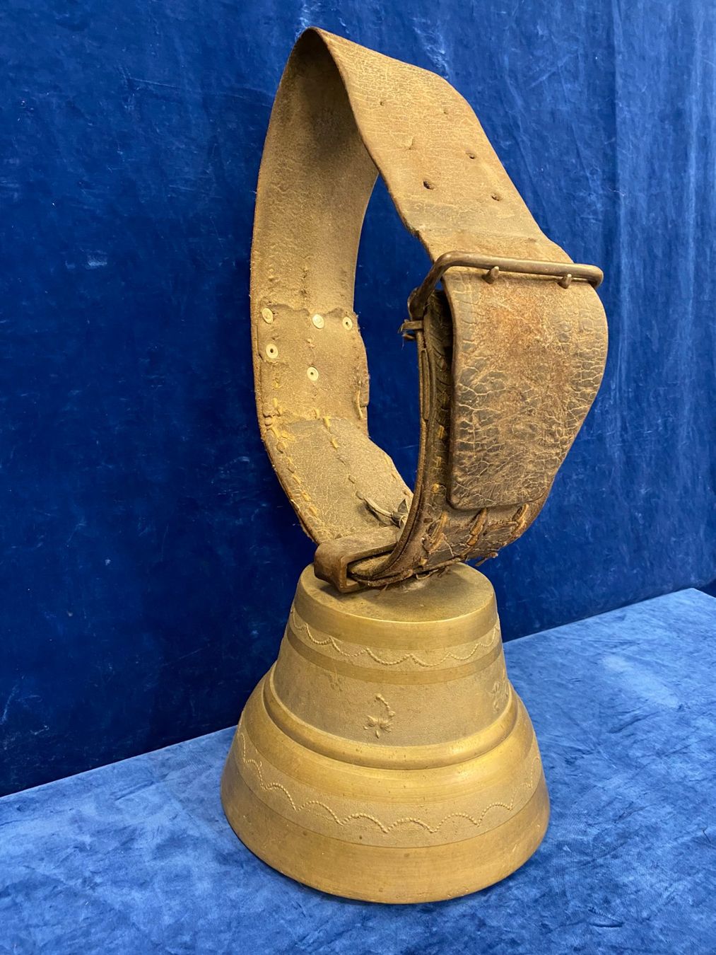 Campanacci mucche: Antike wunderschöner Grosser Schweizer Glocke mit Lederband – Usato da Steinhausen venduto da Super05 1