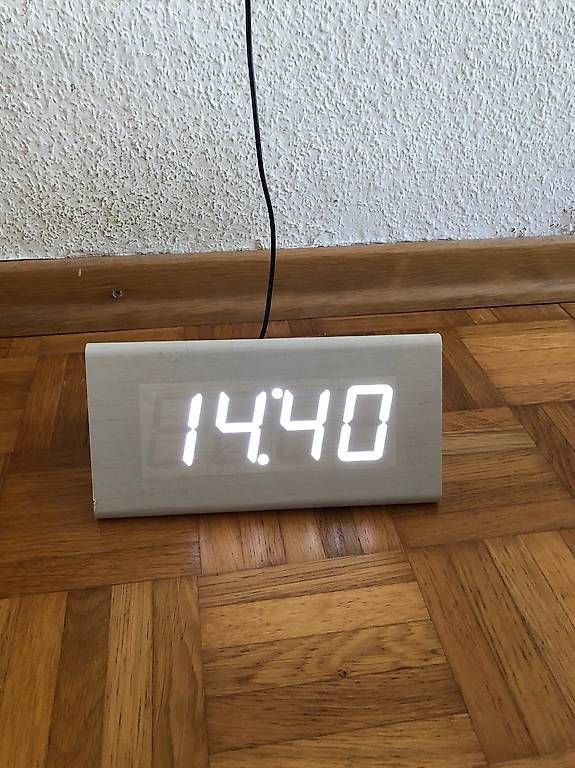 Orologi: Uhr / Digitaluhr  – Usato da Volketswil venduto da Ahot