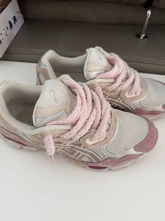 Scarpe da donna: Asics GEL-NYC pink custom laced – Usato da Müllheim Dorf venduto da Parmahandel 1