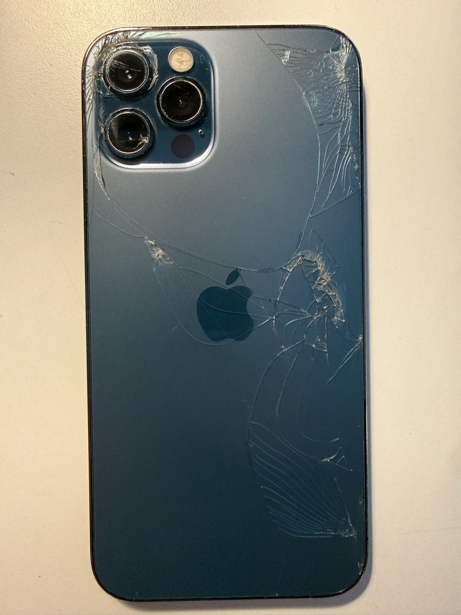 Apple Handys / Smartphones: iPhone 12 Pro - Rückseite defekt – Defekt aus Maienfeld von gian.313 1