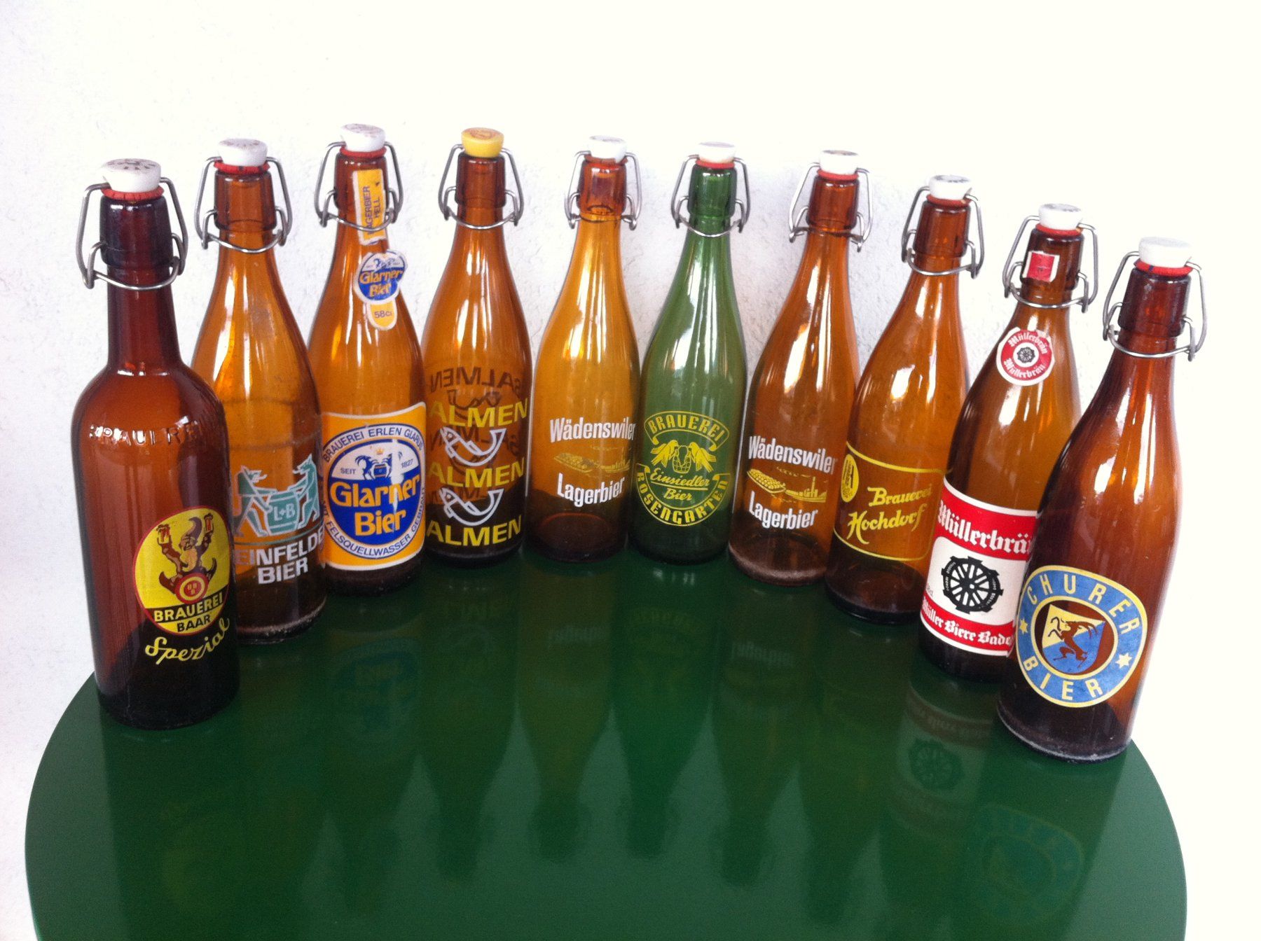 Bicchieri, Caraffe & Bottiglie: 10 verschiedene alte Bierflaschen mit Bügel – Usato da Brunnen venduto da Artemis53