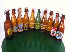 10 verschiedene alte Bierflaschen mit Bügel