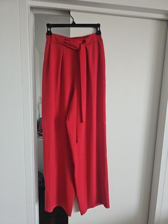 Fliessende rote Hose von Zara M