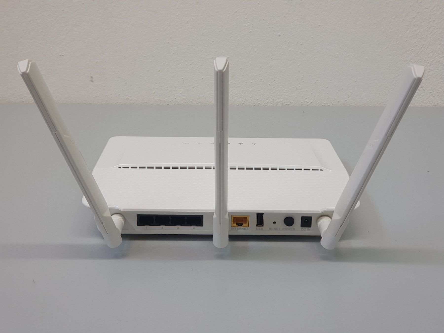 Dlink Modem & Router: D-Link DIR-880L AC WLAN Router – Usato da Hochdorf venduto da av-electronics 4