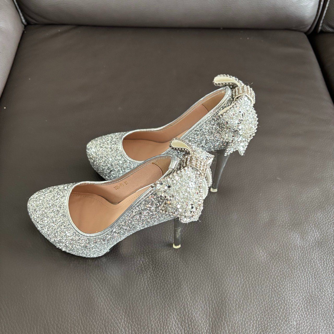 Scarpe da donna: Glitzernde Damenschuhe mit Schleife, Silber, Grösse 37 – Usato da Thalwil venduto da Arleen 2