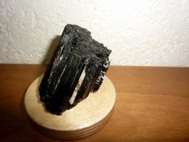 Turmalin Roher Erzstein 117g auf Naturholz Scheibe