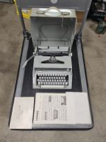 Schreibmaschine Hermes Medio 3 mit Koffer und Anleitung