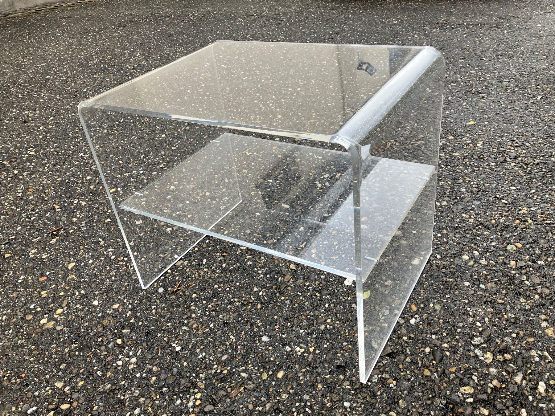 Comodini: Plexiglas Nachttisch // Tisch // Beistelltisch – Usato da Aarburg venduto da Wendepunkt_Fundgrube 2