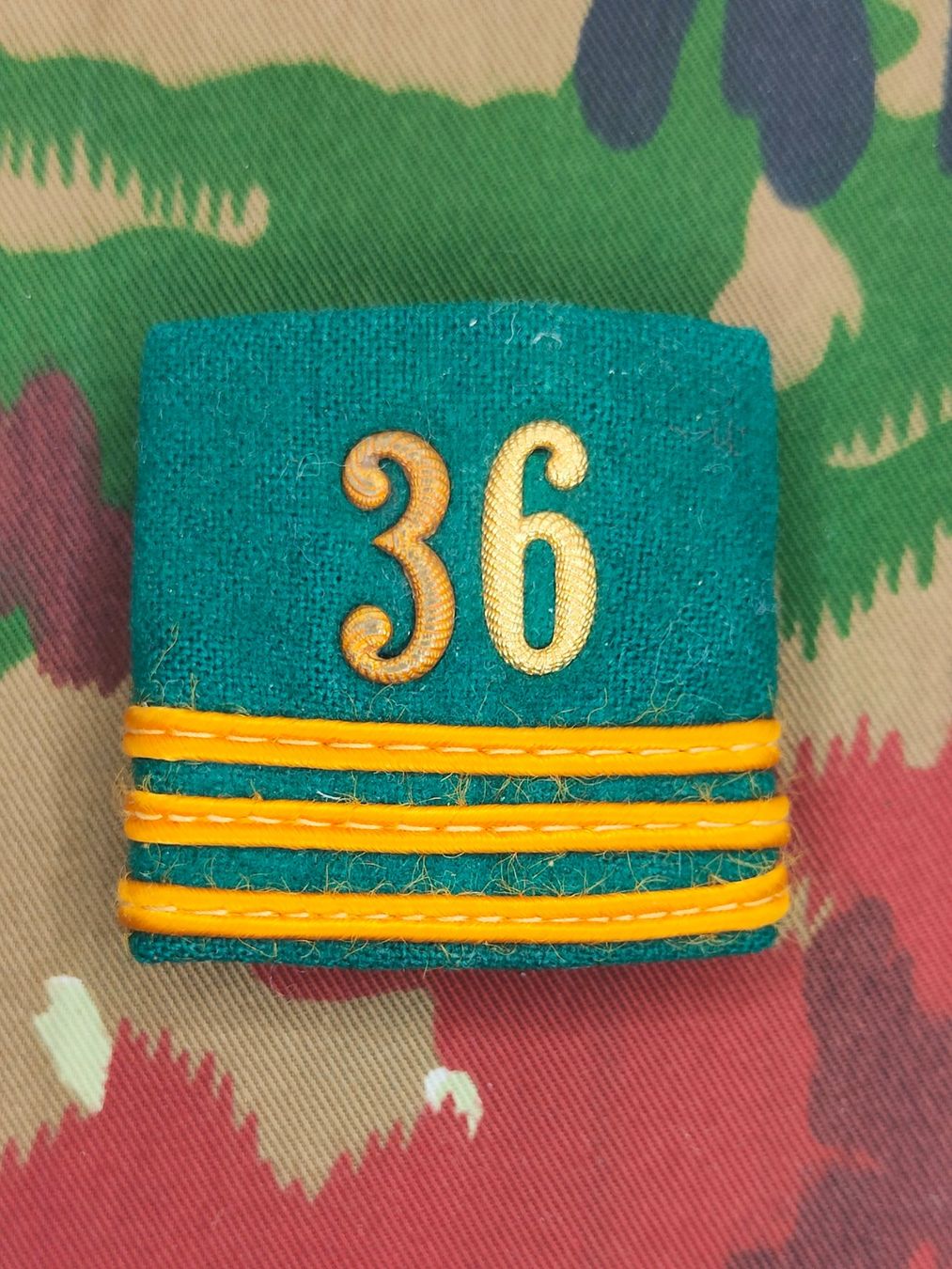 Schweizer Armee Placchette & Badge: Schulterpatte Hauptmann Bat 36 – Usato da Bauma venduto da SwissMilitaria