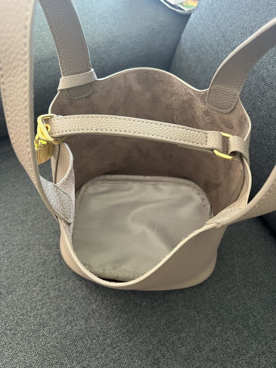 Taschen für Damen: Taupe Soft Bucket Bag with Lock – Neu (gemäss Beschreibung) aus Oberarth von pau_h8rf 5