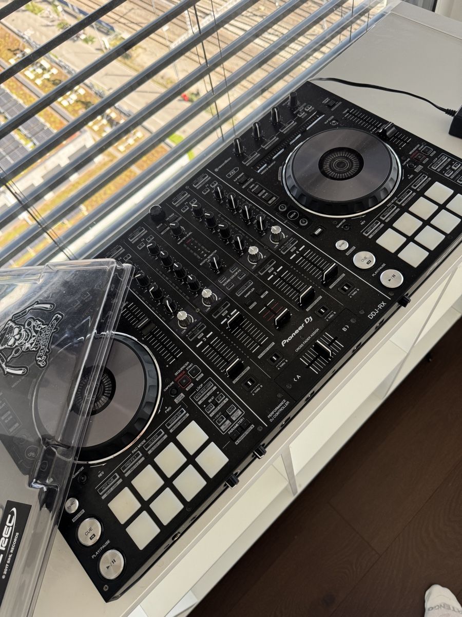 Pioneer Console di mixaggio: Pioneer DDJ-RX DJ Controller with Case & Cover, Ready! – Usato da Zürich venduto da rol_kr9c