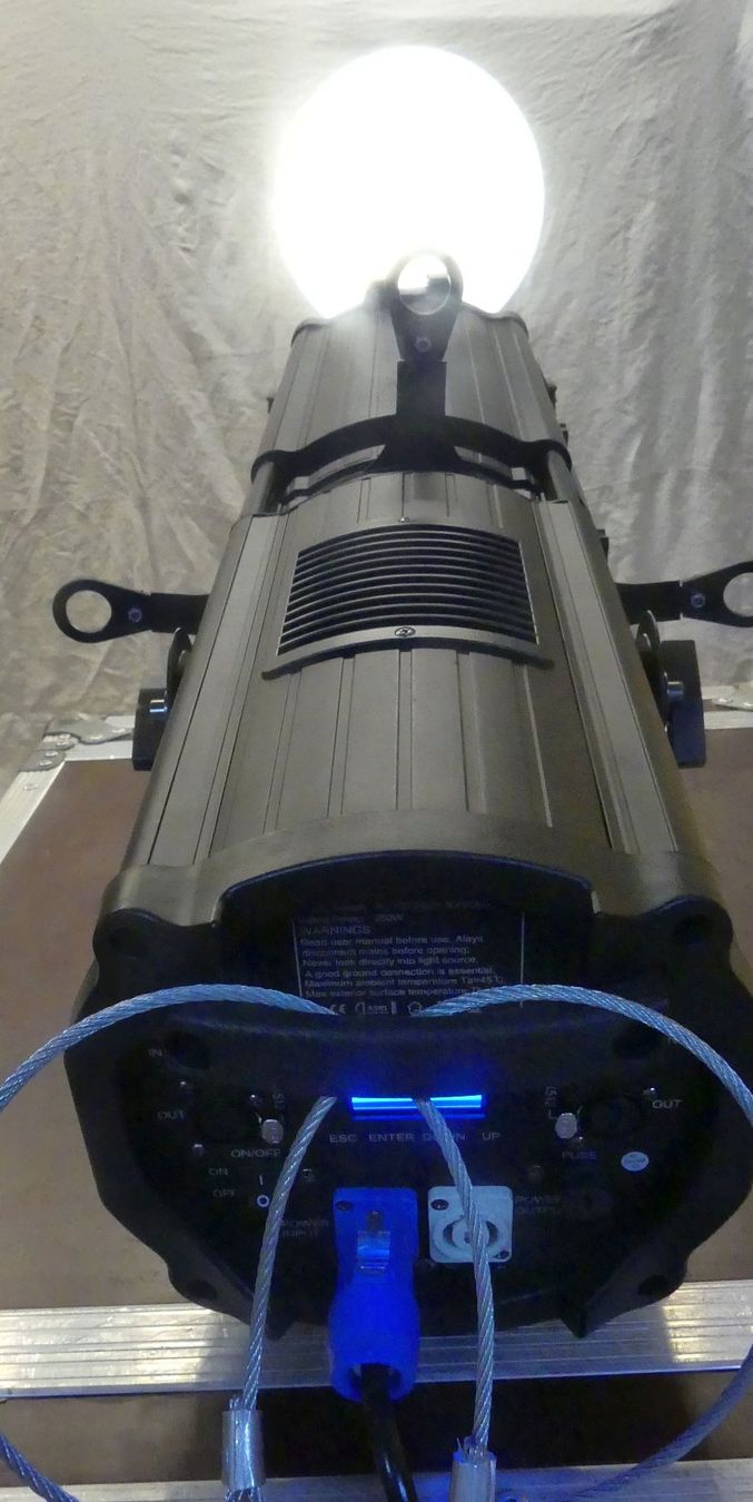 Lampes: 200W LED Profilscheinwerfer mit Zoom, warmweiss – D'occasion à Grüsch par Rgb_led 4