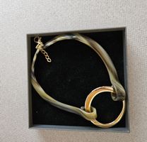 Modisches Collier in Bernsteintönen mit Goldring 