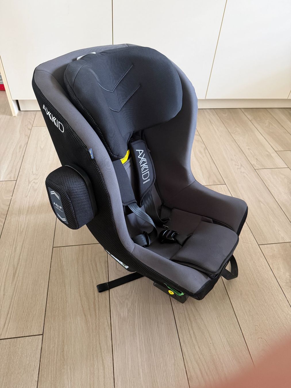Seggiolini per auto: AXKID - Minikid 4 Pro - Black – Usato da Luzern venduto da aezha